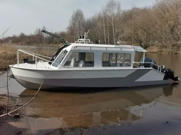 Маломерный катер «Фантом М-200» и грузовое судно на воздушной подушке «Мираж — 7»